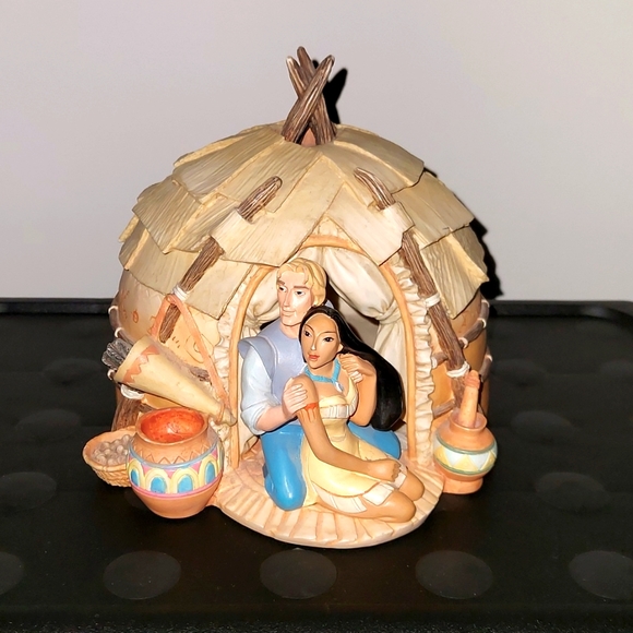 Disney Other - Pocahontas & John Smith in Hut 6 inch Figure